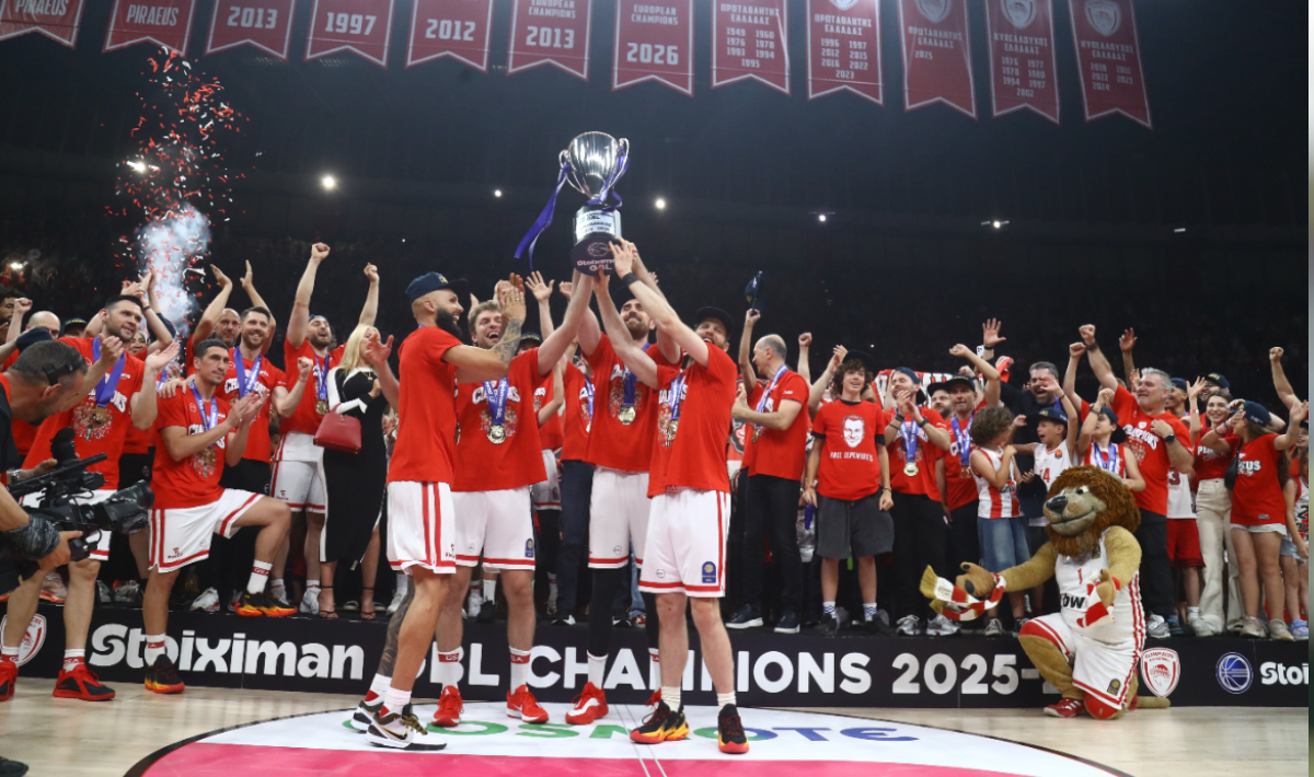 Basket League: Η απονομή του τροπαίου στον πρωταθλητή Ολυμπιακό (βίντεο)
