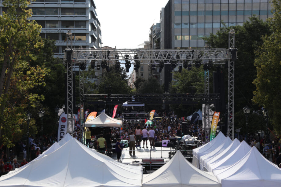 Πλήθος κόσμου στην πλατεία Συντάγματος για το Athens Pride 2026