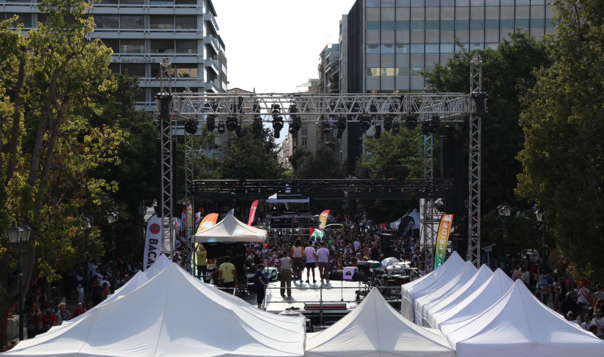 Πλήθος κόσμου στην πλατεία Συντάγματος για το Athens Pride 2026
