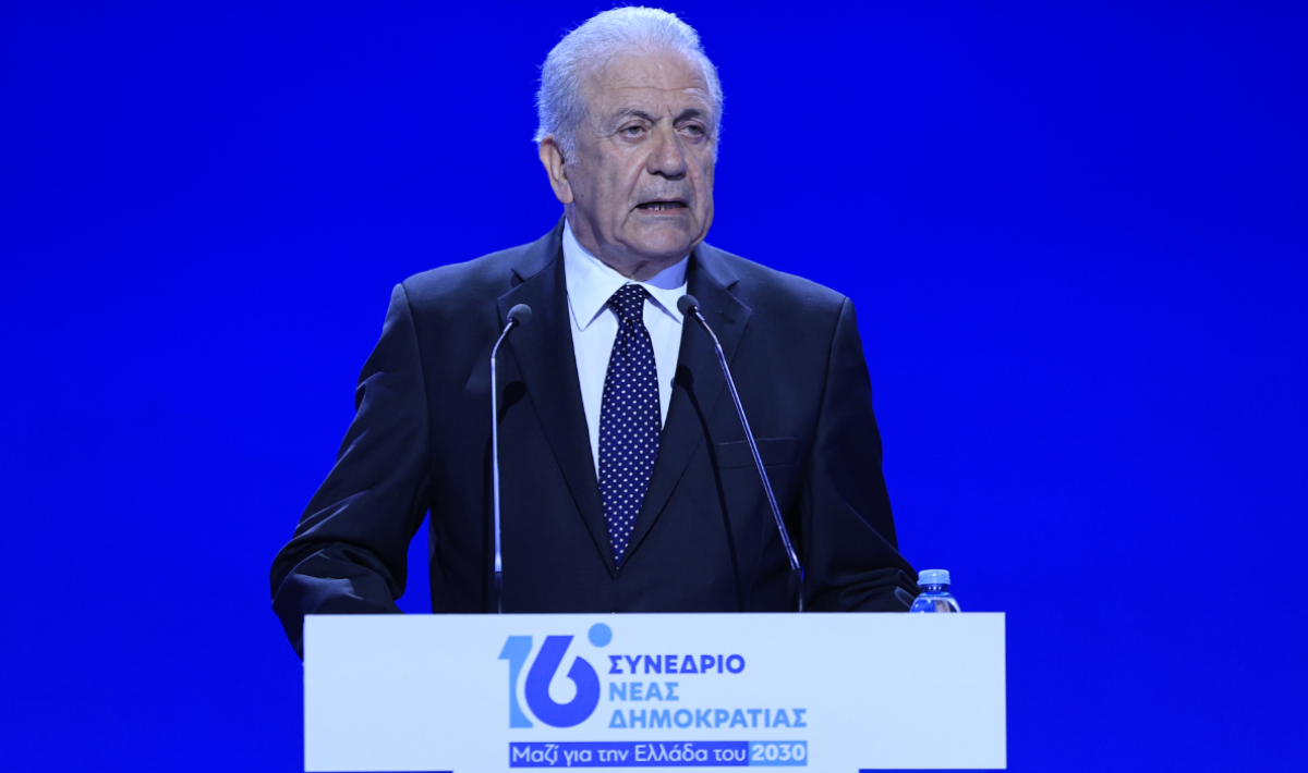 Ελληνική Αστυνομία σε Αβραμόπουλο: «Κανένας δεν τυγχάνει προνομιακής μεταχείρισης» (βίντεο)