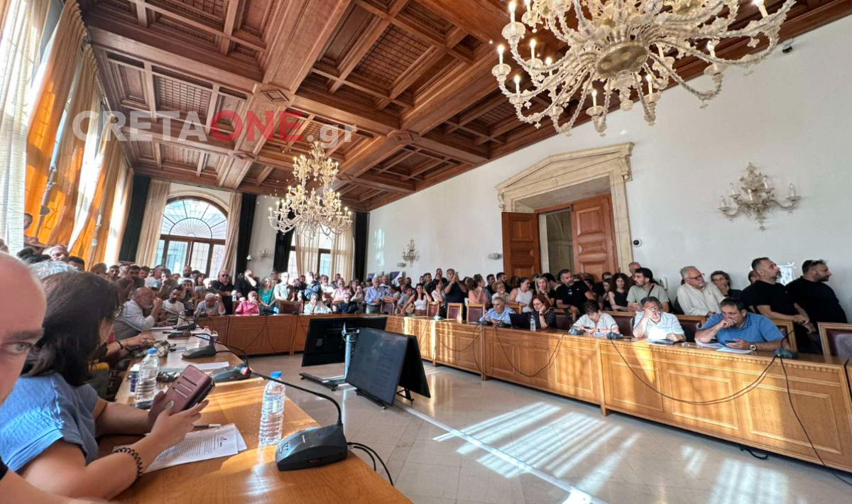 Ένταση στο Δημοτικό Συμβούλιο Ηρακλείου, πλήθος κόσμου διαμαρτύρεται για τη δομή μεταναστών (βίντεο – φωτογραφίες)