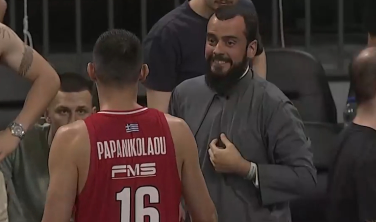 Ιερέας φίλαθλος του Παναθηναϊκού ζήτησε τη φανέλα του Παπανικολάου! (βίντεο)