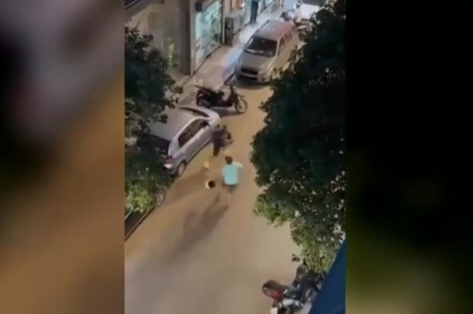 Οδηγοί μηχανών πιάστηκαν στα χέρια πάνω στη διάβαση τρένων! (βίντεο)