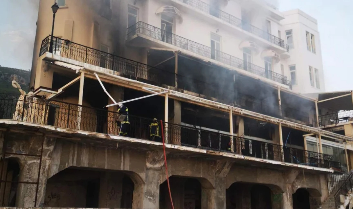 Λουτράκι: Καλύτερη η εικόνα της φωτιάς σε εγκαταλελειμμένο ξενοδοχείο δίπλα σε σπίτια (φώτο, βίντεο)