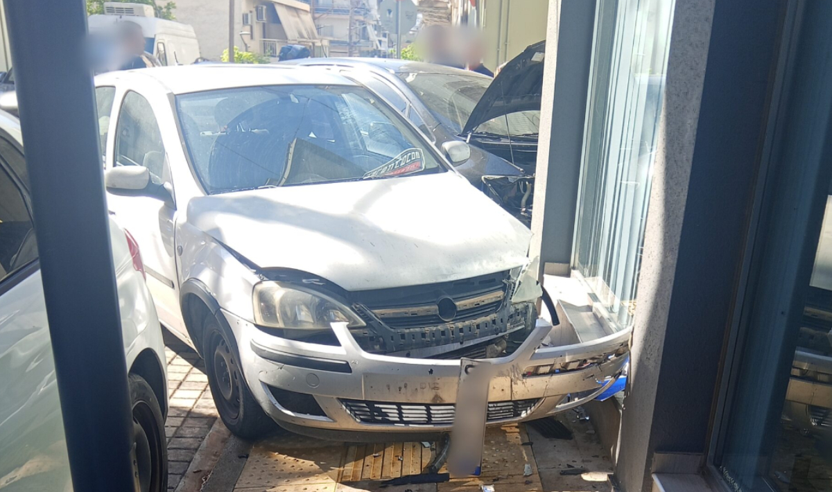 Τροχαίο ατύχημα στο κέντρο του Αγρινίου – Στο ένα όχημα επέβαινε γυναίκα με βρέφος (φωτο)