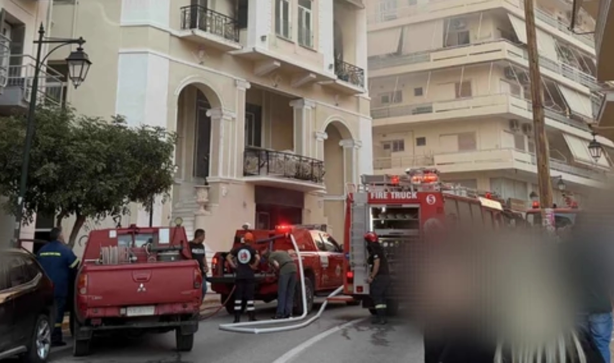 Λουτράκι: Φλέγεται εγκαταλελειμμένο ξενοδοχείο δίπλα σε σπίτια (βίντεο)