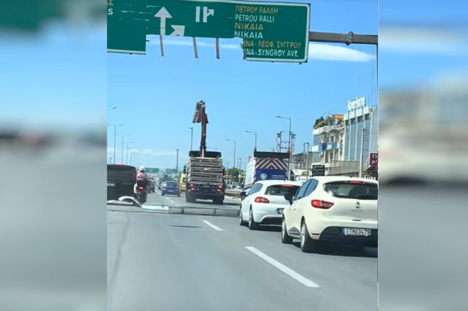 Γερανοφόρο ξήλωσε πινακίδα στον Κηφισό, από θαύμα γλίτωσαν επιβάτες μοτοσικλέτας! (βίντεο)