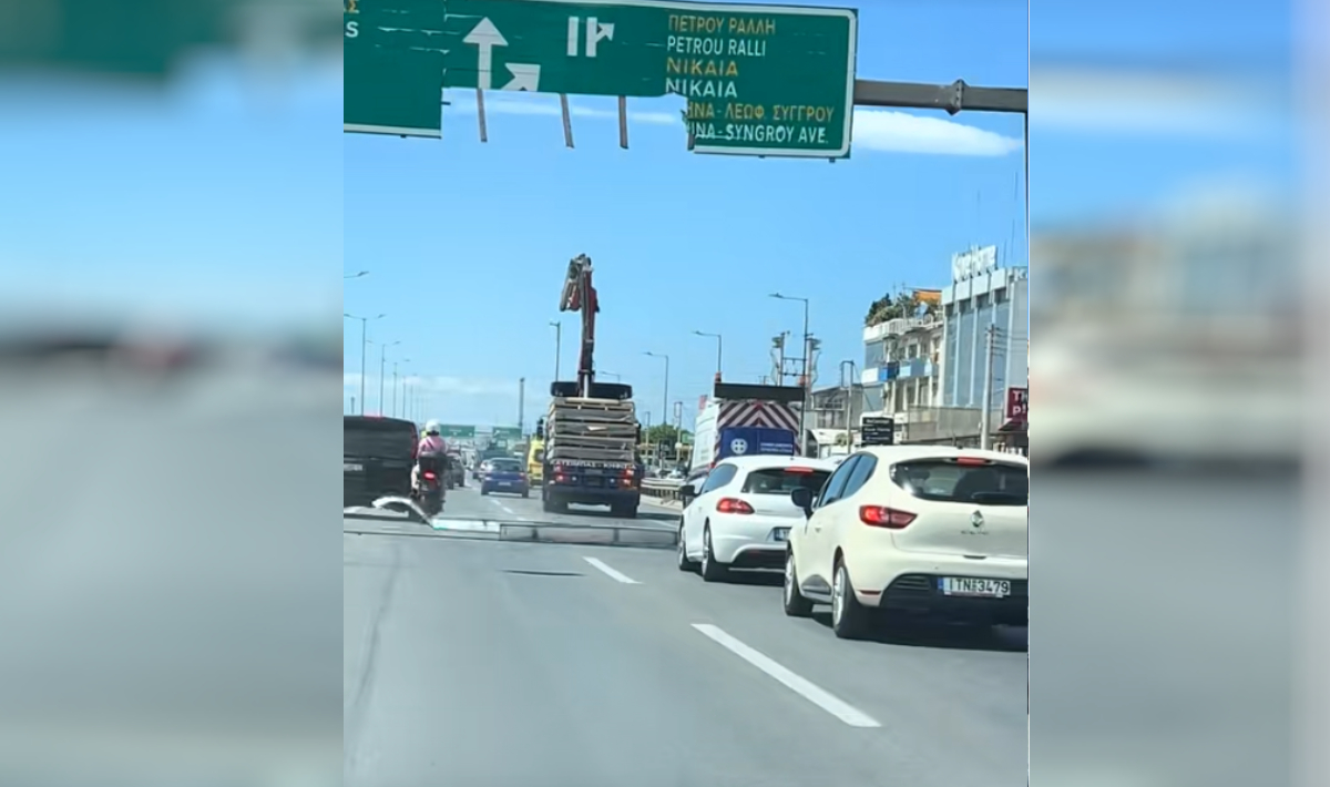 Γερανοφόρο ξήλωσε πινακίδα στον Κηφισό, από θαύμα γλίτωσαν επιβάτες μοτοσικλέτας! (βίντεο)