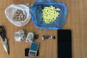 Χειροπέδες σε 37χρονο στο Ηράκλειο: Τον «τσάκωσαν» με σοκολάτα κάνναβης, εκατοντάδες χάπια και μαχαίρι