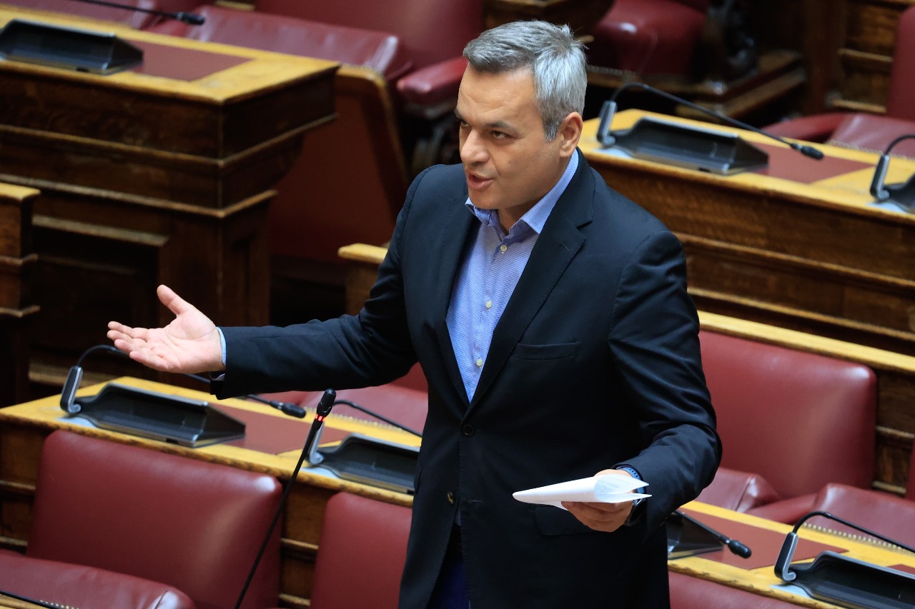Το αλαλούμ στις κατατακτήριες εξετάσεις 2025–2026 στη Βουλή, από τον Χάρη Μαμουλάκη