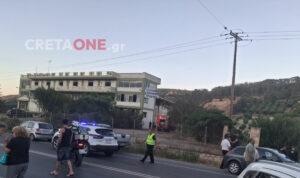 Ηράκλειο: Φωτιά στο εργοστάσιο Σκουλούδη κατά τη διάρκεια συγκέντρωσης διαμαρτυρίας κατά της δομής μεταναστών