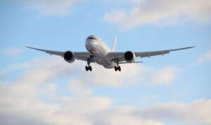 Ένταση σε πτήση προς Ηράκλειο – Συνελήφθησαν δύο επιβάτες υπό την επήρεια αλκοόλ