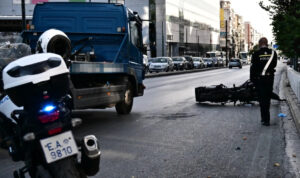 Τραγωδία στην Καλλιθέα: Νεκρός οδηγός μηχανής μετά από τροχαίο – Τραυματίστηκε πεζή