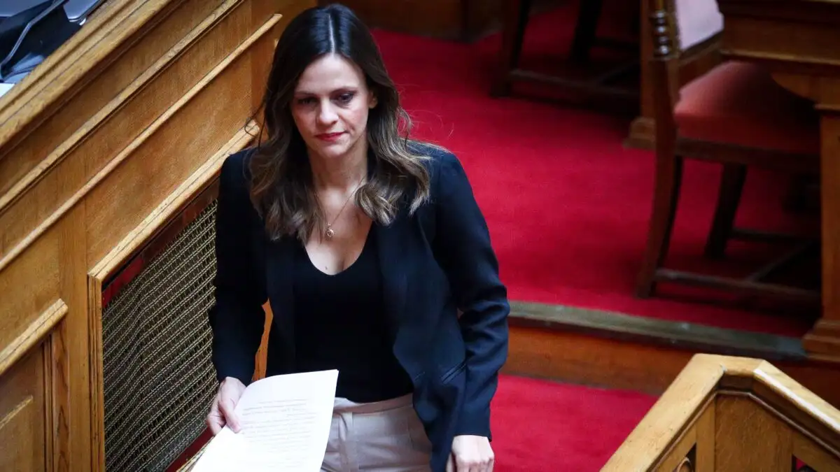 Η Έφη Αχτσιόγλου παραιτήθηκε από βουλευτής