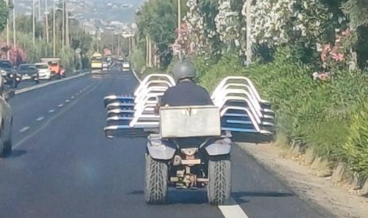 Κρήτη: Οδηγός μετέφερε 6 ξαπλώστρες πάνω σε γουρούνα στον ΒΟΑΚ κι έσπειρε τον τρόμο (ΦΩΤΟ)