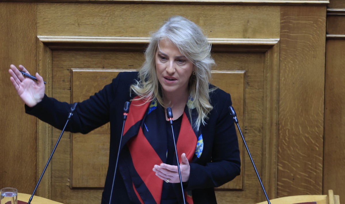 Δούρου σε Φάμελλο: «Τρεις μήνες τώρα είμαστε πεταμένοι στα σκυλιά»