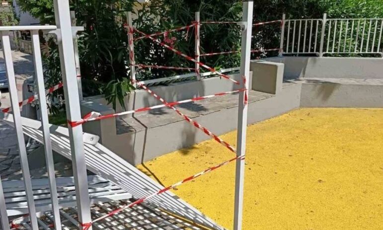 Θεσσαλονίκη: Άγνωστοι βανδάλισαν παιδική χαρά για 4η φορά σε 9 μήνες!
