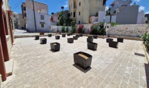 Ηράκλειο: Έντονες αντιδράσεις για τις γλάστρες στον προαύλιο χώρο της εκκλησίας στην Αγία Τριάδα (φωτογραφίες)