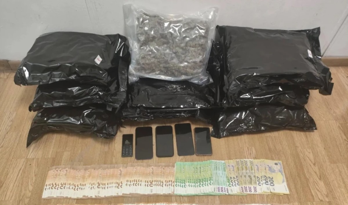 Χειροπέδες σε ζευγάρι για διακίνηση ναρκωτικών στην Αθήνα – Κατασχέθηκαν 9 κιλά υδροπονικής κάνναβης