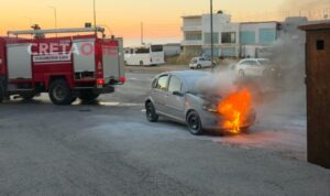 Χερσόνησος: Αυτοκίνητο τυλίχθηκε στις φλόγες (Βίντεο, Φωτογραφίες)
