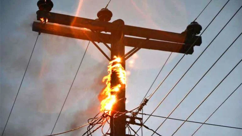 Πάτρα: Συναγερμός για φωτιά σε κολώνα της ΔΕΗ δίπλα από σπίτια