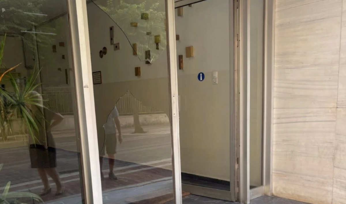Άγρια επίθεση σε γυναίκα στο κέντρο της πόλης από τον σύντροφό της στο Αγρίνιο – Της χτύπησε το κεφάλι σε τζάμι