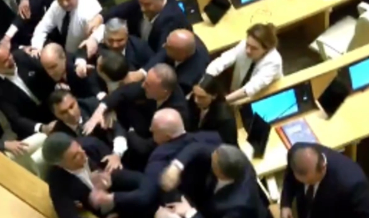 Άγριος ξυλοδαρμός στη Βουλή της Γεωργίας: Πολιτικοί πιάστηκαν στα χέρια