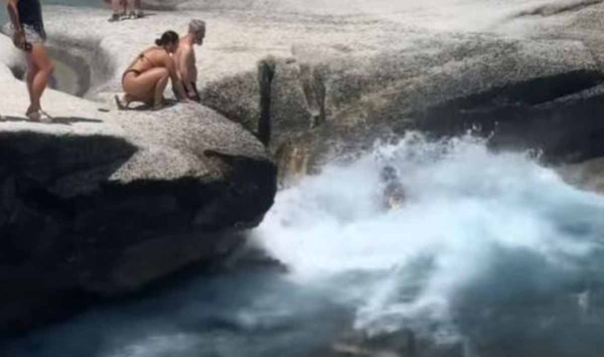 Τουρίστρια δίνει μάχη με τα κύματα στο Σαρακήνικο – Συγκλονιστικό βίντεο