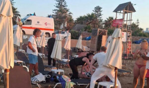 Παραλίγο τραγωδία στις Γούβες: Παρασύρθηκε από τα κύματα και σώθηκε την τελευταία στιγμή