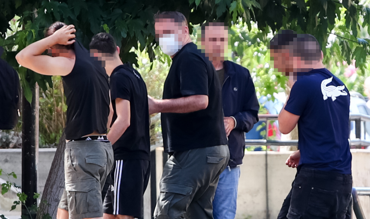 Παραδόθηκε νεαρός για τη φονική συμπλοκή στην Καλλιθέα – Αναζητούνται άλλα εννέα άτομα