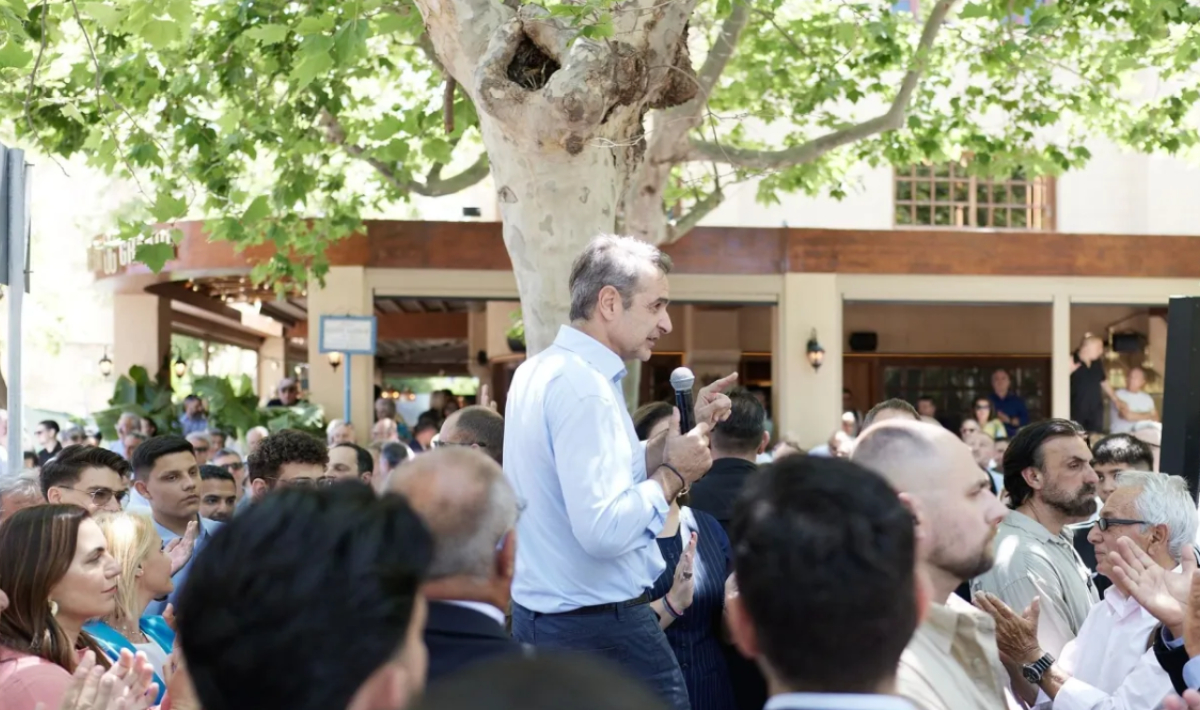 «Την ιδρώνουμε τη φανέλα»: Το μαντήλι, η μπανάνα και το νέο βίντεο Μητσοτάκη