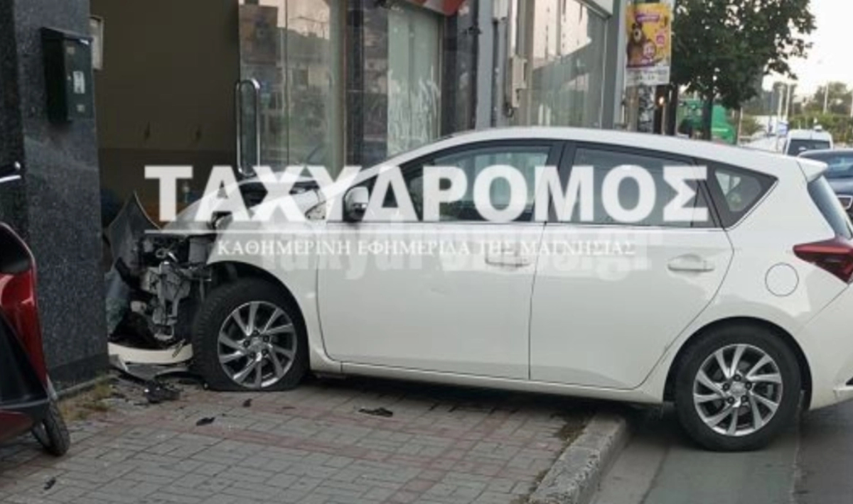 Αυτοκίνητο ανέβηκε σε πεζοδρόμιο και καρφώθηκε σε τζαμαρία στον Βόλο – Δείτε εικόνες