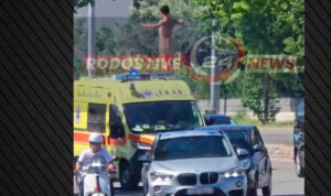 Ρόδος: Τουρίστας βγήκε ολόγυμνος στο δρόμο, ανέβηκε σε ασθενοφόρο και πήδηξε στην άσφαλτο