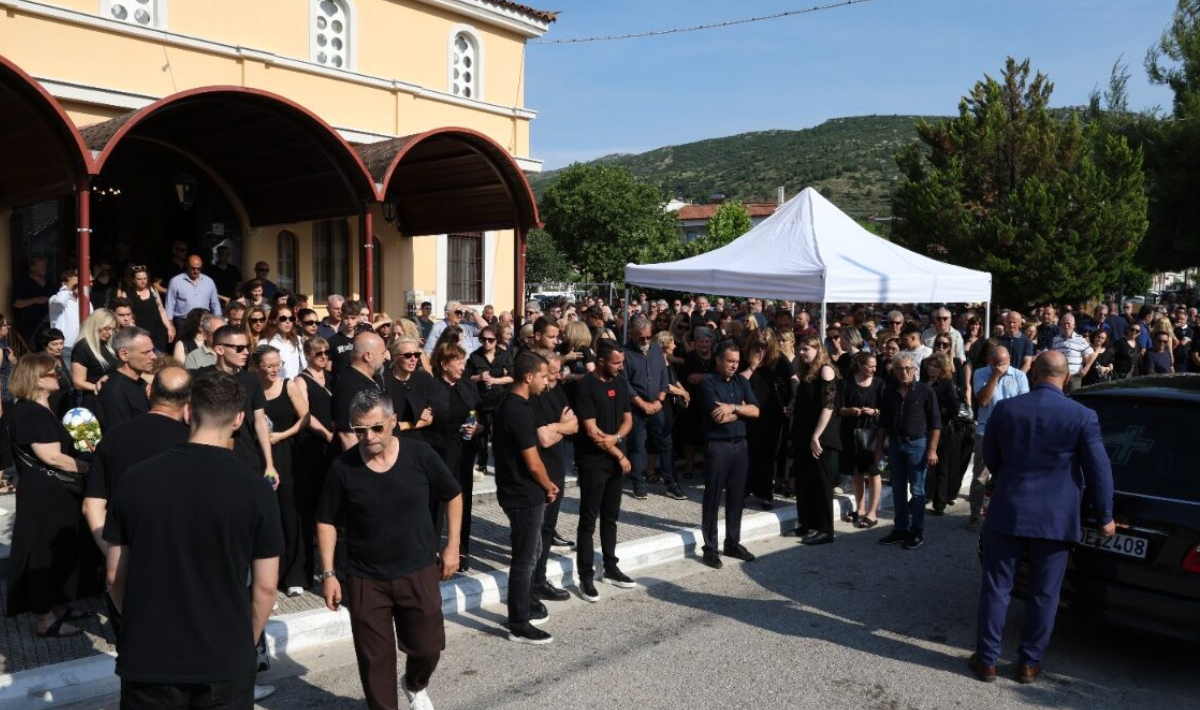 Το τελευταίο «αντίο» στον Τάκη Γκώνια – Συγκίνηση στην κηδεία του παλαίμαχου ποδοσφαιριστή