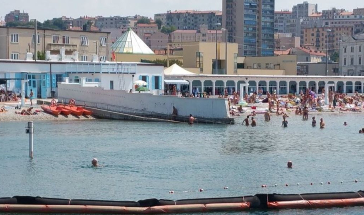 Αυτή είναι η παραλία όπου άνδρες και γυναίκες κολυμπούν με έναν τοίχο ανάμεσά τους