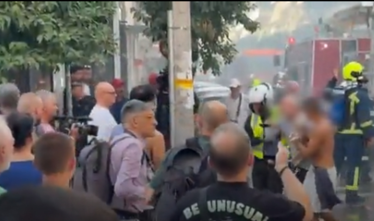 Δραματικές στιγμές στο φλεγόμενο σπίτι στην Καλλιθέα: Ξέσπασε σε κλάματα ο γιος του ζευγαριού, φοβήθηκε ότι οι γονείς του έπαθαν κακό