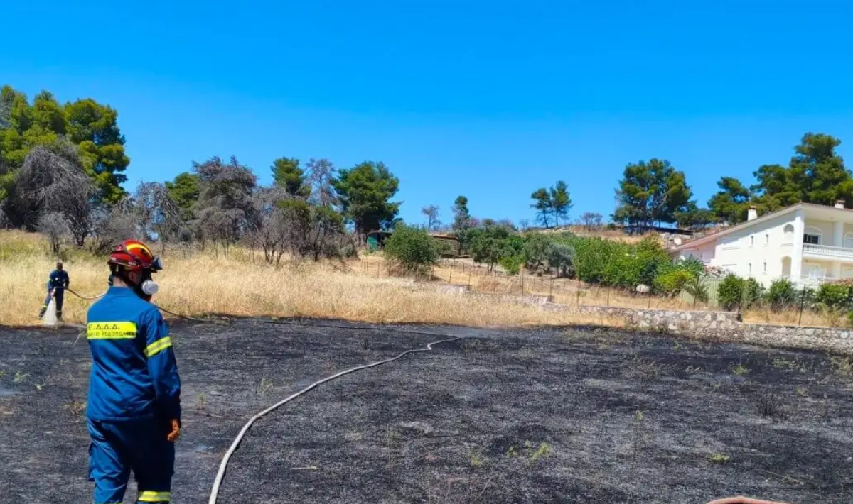 Φωτιά στη Σταμάτα σε οικόπεδο με ξερά χόρτα