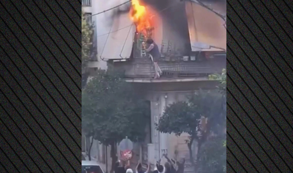 «Πήδα γιαγιά, θα σε πιάσω»: Η συγκλονιστική στιγμή που η ηλικιωμένη βουτάει στο κενό από το φλεγόμενο σπίτι της Καλλιθέας και σώζεται από πολίτες