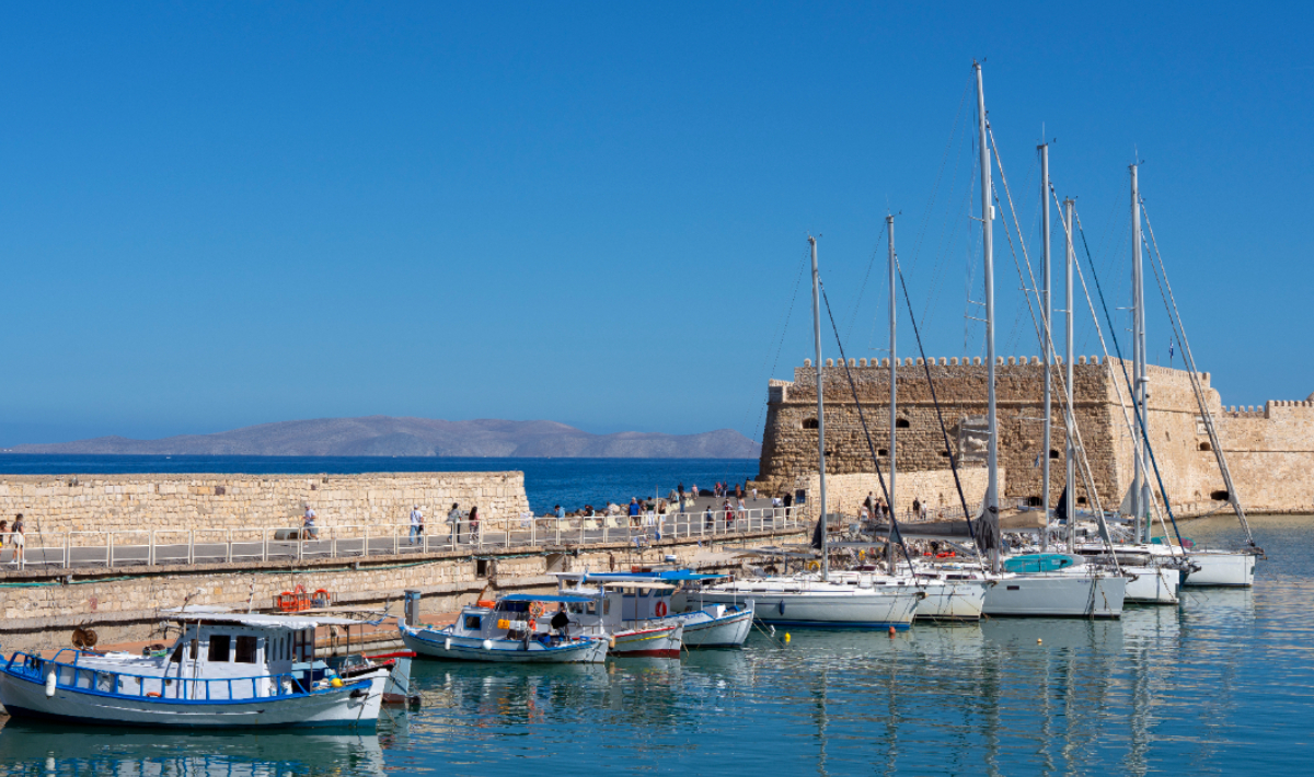 Σαρωτικοί έλεγχοι της ΑΑΔΕ σε Ηράκλειο και Χανιά