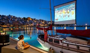 Σητεία: Το Μουντιάλ 2026 ξεκινά πάνω στη θάλασσα – Ο αγώνας θα προβληθεί σε πανί ιστιοπλοϊκού με φόντο την Καζάρμα