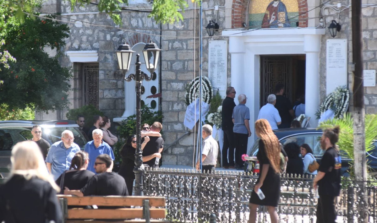 Το τελευταίο αντίο στην 54χρονη Μαρία και τον 26χρονο γιο της Ολύμπιο που δολοφονήθηκαν στο Αίγιο