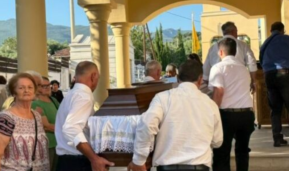 Καλαμάτα: Ράγισαν καρδιές στην κηδεία της 39χρονης μητέρας – Με λευκά λουλούδια την αποχαιρέτησαν φίλοι και συγγενείς (φώτο)