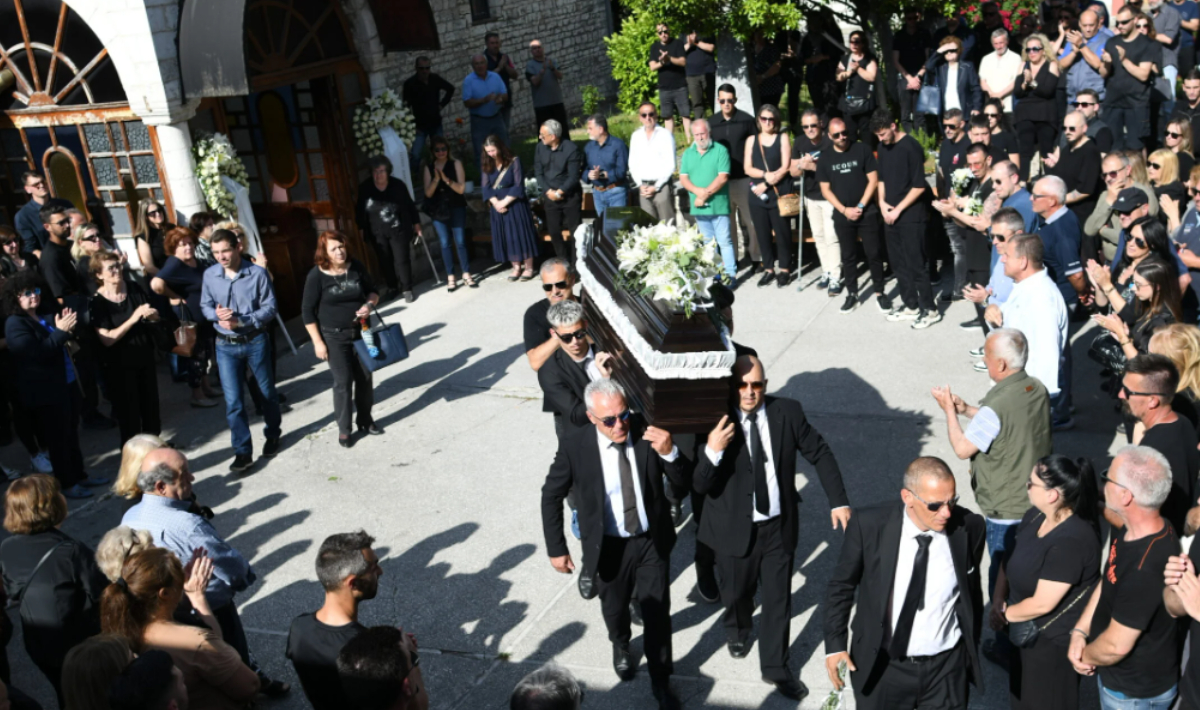 Θρήνος στα Ιωάννινα για τον Μάριο Οικονόμου: Με δάκρυα και συγκίνηση το τελευταίο «αντίο» – Δείτε φωτογραφίες