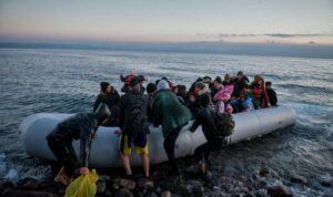Νέα άφιξη μεταναστών – Εντοπίστηκε λέμβος με 40 άτομα νότια των Καλών Λιμένων