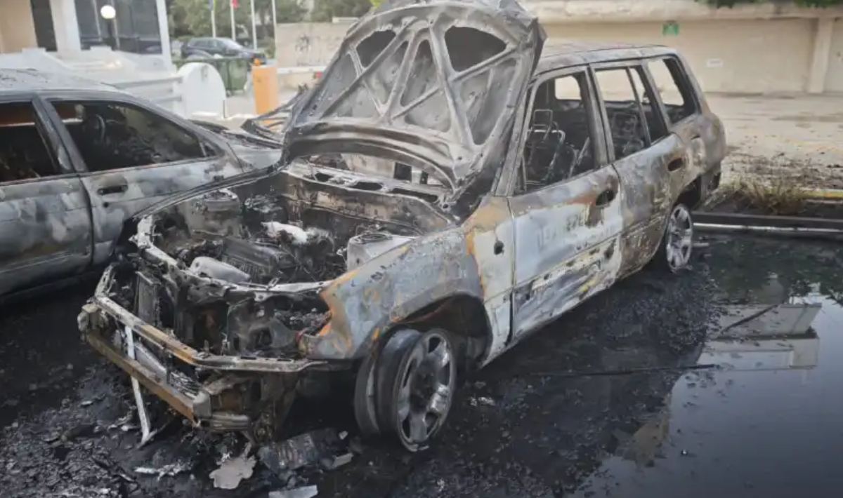 Κουκουλοφόροι έβαλαν φωτιά και έκαψαν τρία οχήματα της Περιφέρειας Αττικής (φώτο)