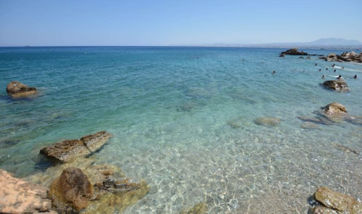 «Πράσινο φως» για τις παραλίες του Ηρακλείου – Ποιες περιοχές παραμένουν εκτός κολύμβησης
