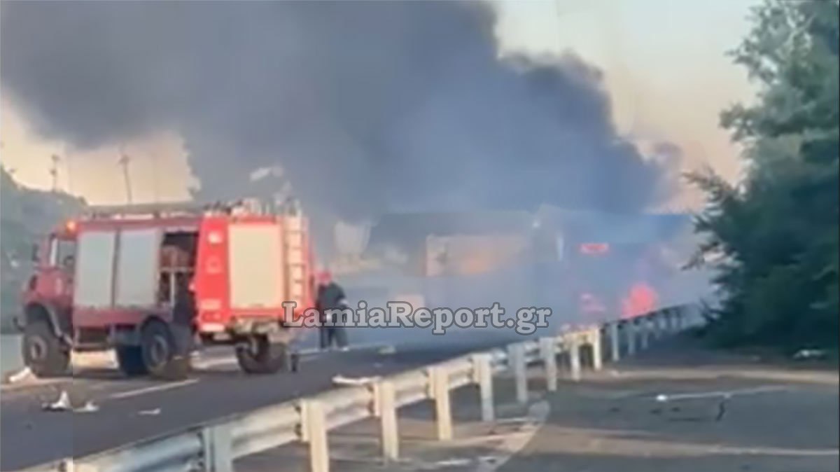 Φορτηγό ανατράπηκε στην εθνική οδό και «τυλίχθηκε» στις φλόγες – Δείτε βίντεο