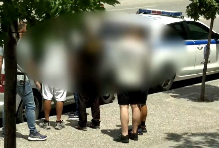Ενώπιον του ανακριτή δύο αδέλφια για τον εξαναγκασμό φίλου τους σε μεταφορά 20.000 ευρώ