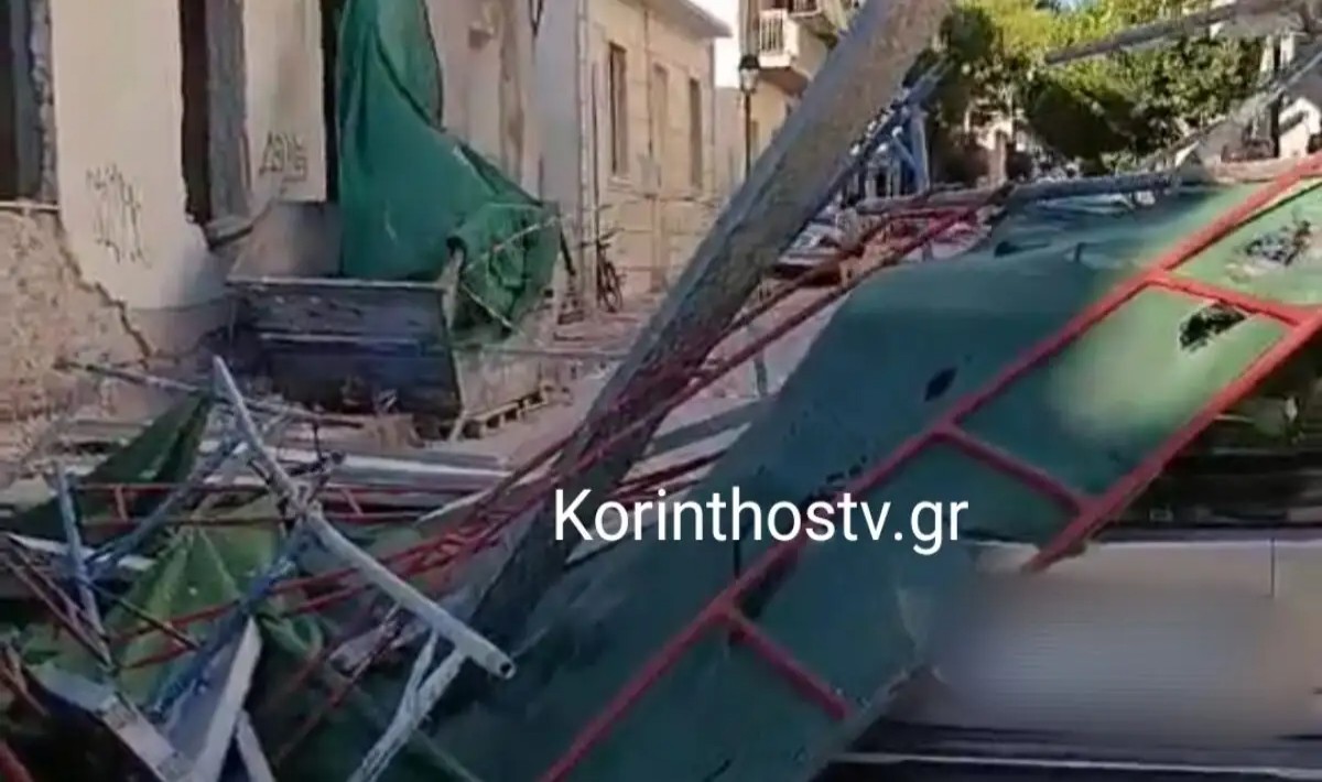 Λουτράκι: Σκαλωσιά κατέρρευσε και έπεσε πάνω σε αυτοκίνητο (βίντεο)