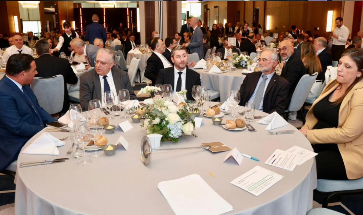 «Είμαστε μια ωραία…ατμόσφαιρα»! Ένα τραπέζι όλο…αμηχανία και ψύχρα!